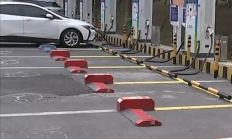 电车停充电车位没充电 结果被收80元占位费!网友热议 !