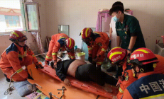 300斤男子突发心脏病却无法通过楼梯 吊车悬空救人