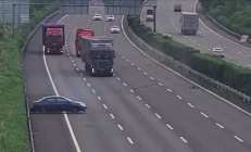 高速爆胎不拉手刹溜至路中 遇盲信辅助驾驶司机：撞成一团