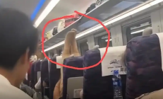 
        		女子高铁上脱鞋将脚举起做操 12306：类似情况工作人员将制止 !	