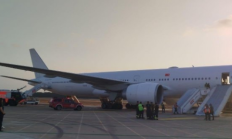 土耳其航空一波音777客机起落架冒烟 紧急降落 逃生滑道打开