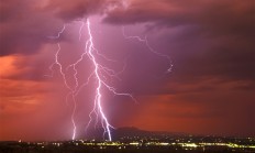 新婚7天新娘拍蜜月照被雷劈身亡：丈夫受伤送医