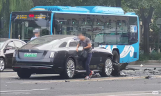 曝知名车评人陈震同学开劳斯莱斯闪灵发生车祸:逆行超速撞飞一白车 !