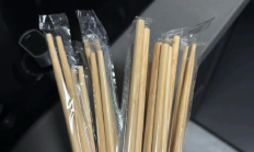 
        		顾客起诉胖东来免费筷子无标签 工作人员：外包装上已标注信息 !	