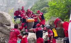 男子不慎坠崖5日获救：救援人员用无人机连人带担架空运