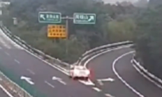 高速分叉口俩路牌仅差一个字 小轿车因太纠结撞向中间护栏
