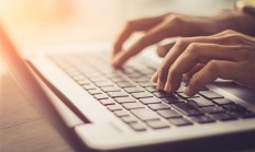 女子休息日回工作消息获赔9万:下班后微信干活算加班