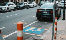 夜里路边停车早上发现车被砸了 女车主:我可以接受违停处罚 但不能砸我车