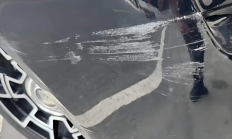 大爷不慎刮花劳斯莱斯 车主：只让他给了200块