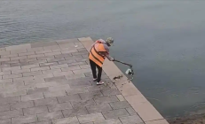 
        		青岛一环卫工将垃圾扫进大海 景区回应：开除 扣发半个月工资 !	