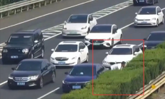 熊孩子发脾气扔出金项链 父母不顾一切在高速上停车寻找 !